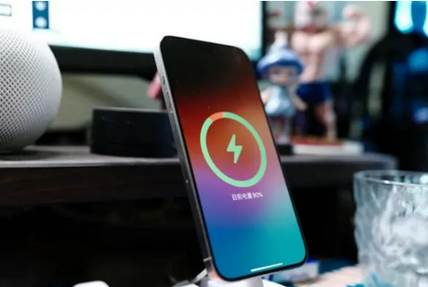 通江苹果15换屏服务分享用什么充电器给iPhone15充电更好 